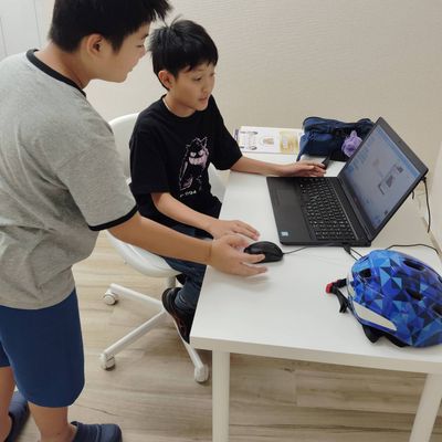 自作ゲームを友達に披露してます！