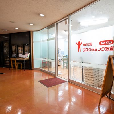 エレベーター/階段を上がってすぐの場所にあります