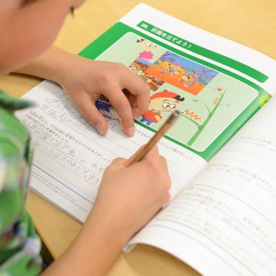【小学２年生以上：ワールドサイエンスコース】自分の考えをワークブックにまとめます。