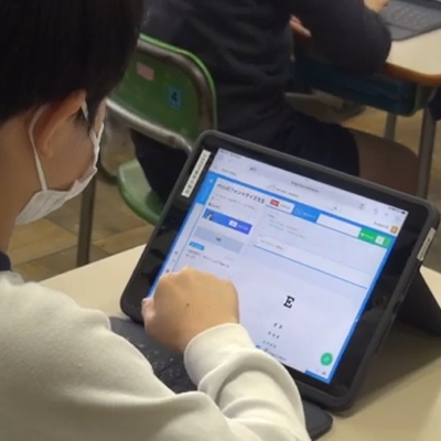 コードプログラミングクラスの教材「BSD Education」を使用したカリキュラムは、ユニバーサルキッズキャンプ教室のほか、学校での出張授業を実施しています。
