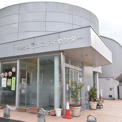 大野城中央コミュニティセンター外観でJR大野城駅と西鉄白木原駅から徒歩7分程度の場所にあり、駐車場も敷地内にあります。