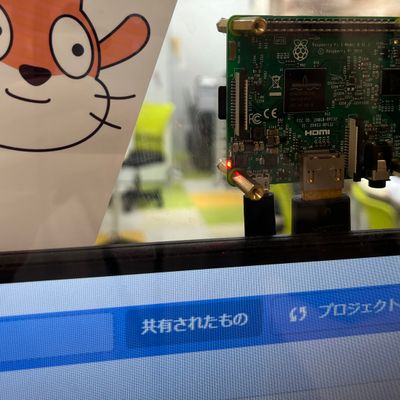 教室前にRaspberry Piで自作したデジタルサイネージがあります。生徒の作品も展示しています。ぜひご覧ください。