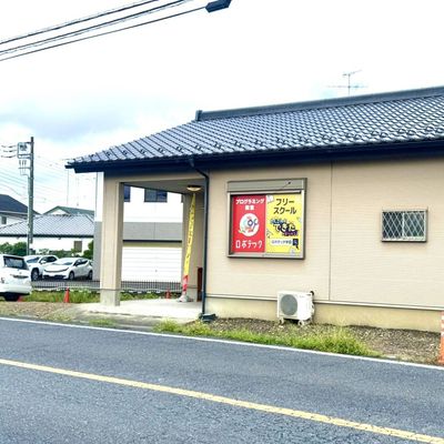 栃木市ベース外観です。JR栃木駅のすぐ南の道路に面しています。