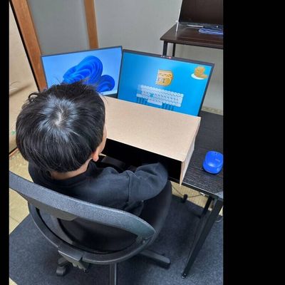 手元を隠してタイピング練習中(小2生徒)