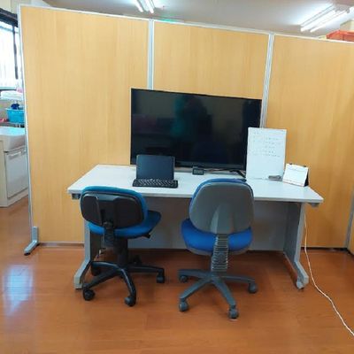 明るく清潔で、集中できる環境になっています。画面が見やすいモニターもご用意しております。
