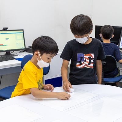 どんな風に動かそうかな。イメージ通りにプログラミングできた時の笑顔は輝いています！