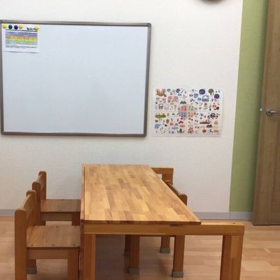 明るい教室でレッスンを行っています。