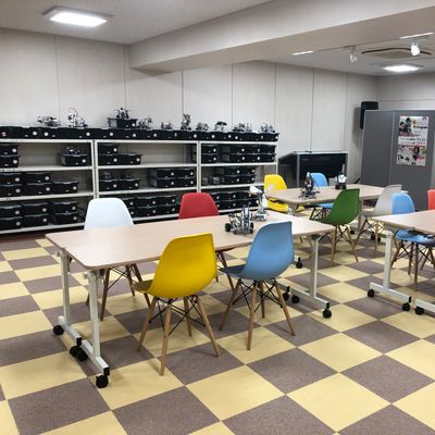 【プログラボ京橋】教室はJR・京阪・大阪メトロ京橋駅すぐの、 ヤマハ音楽教室や学習塾・銀行などが入ったビル6階です。 受付も常駐していますので、便利に、安全に通っていただけます。