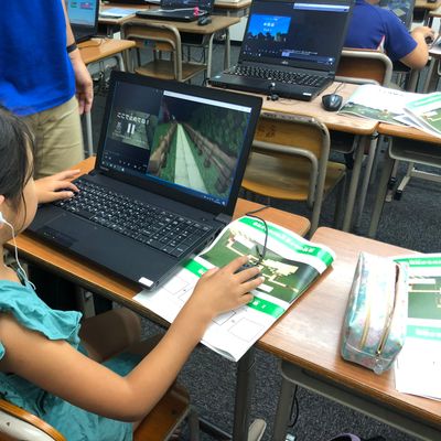 パソコンを使って学習します。