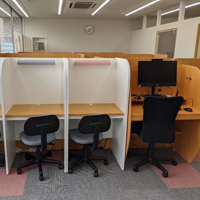 自習ブース完備。毎日たくさんの子どもたちが自由に利用しています。