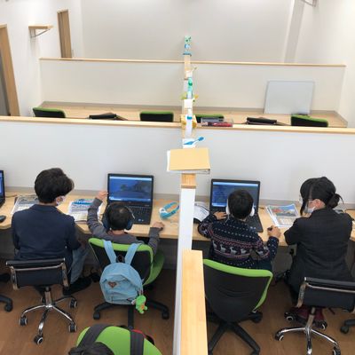 個別指導塾も兼ねているので、ブース形式。困ったらすぐに先生に質問できる！
