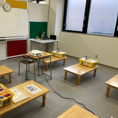 年長～小2の授業スペースです。大きな机を一人一つ使ってロボットを動かしています。