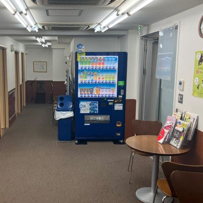 自動販売機や本などがありゆったりお待ちいただけます。