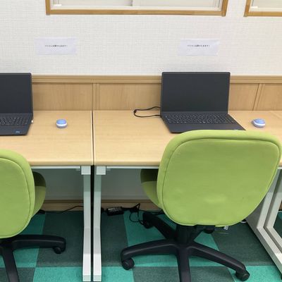 このような席でプログラミング学習を行います。