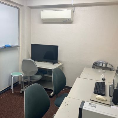 レッスン室　1階奥にあります。コーチ1名に対して3人までの授業です。