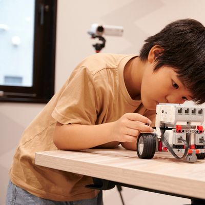 ロボット制作では、声をかけるのが申し訳なくなるくらい集中するお子さまがたくさんいます！