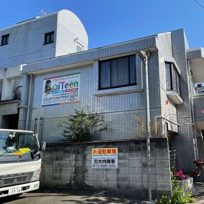 教室外観１（両側歩道がある並木道沿い、安全で閑静な環境です）