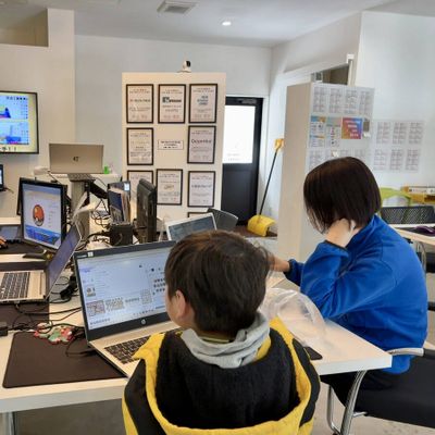 ”プログラミングはコミュニケーション”パソコンの配置は対面で仲間と話しながら作品作りをします。