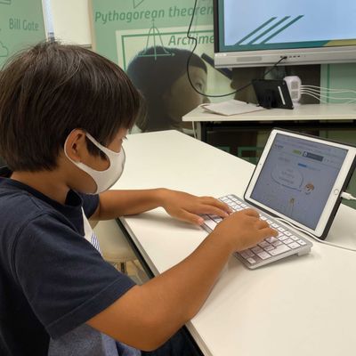 正しい指使いでのタイピングを習得できます。日本語だけではなく、英単語の意味、読み方なども早い段階から習得することが出来ます。