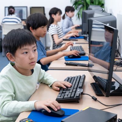 企画書をもとにトライ＆エラーを繰り返して作品を創ります。試行錯誤と小さな成功体験を積み重ねることを大切にしています！