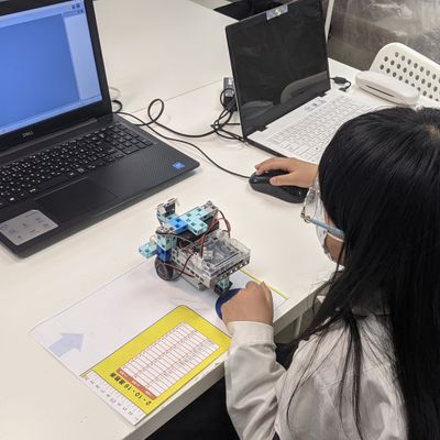 ロボットプログラミングコース：ブロックを組み立ててロボットを作り、プログラミングで命令をして、 モーターやセンサーの活用や機械が動く仕組みを学びます。