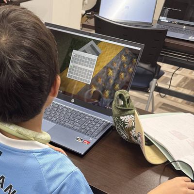授業の様子　課題解決に向けて工夫しながらプログラミング！