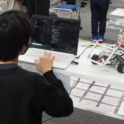 Crefusコースの授業の様子。上級コースでは、ロボットのアイデアを考え、実現していくロボット開発プロジェクトを進めていきます。