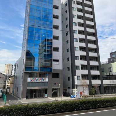 教室は向かって左側のビルの２階となります。