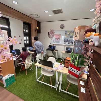 内装にもこだわり、まるでマイクラの世界に入り込んだような教室です。