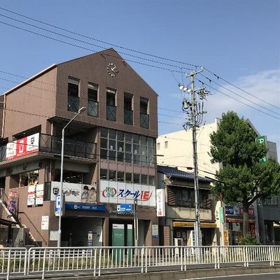 教室は2階にあります