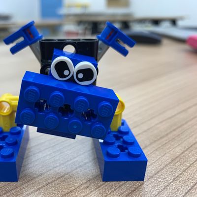 生徒さんが、余ったパーツで、かわいいロボットを作ってくれました。