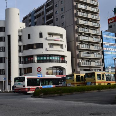 鶴川駅前のダイヤモンドビル4階にあります。