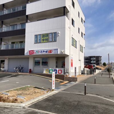 目の前駐車場がございます。1,2,3番の空いているところをお使いください。