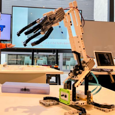 これはスタンダードコースの３回目で作る「マニピュレーター」だよ。複雑だけどちゃんと出来てるね！