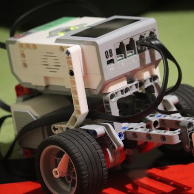 西濃で唯一、東海地方でも数少ないレゴ・マインドストームEV3を使用しています。