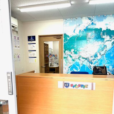 エントランスには壁いっぱいの世界地図があります