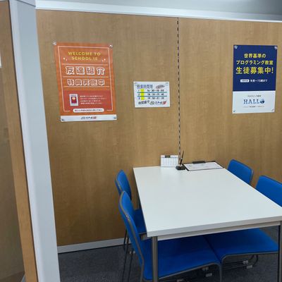 面談ブースにおいて、保護者様に丁寧にご説明いたします。