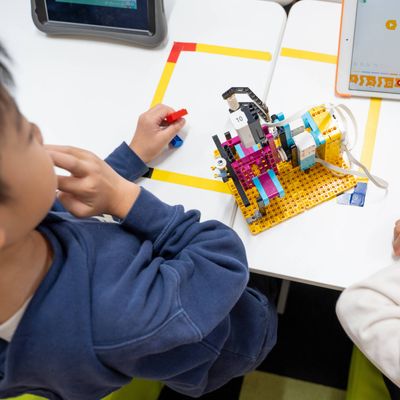 ミッションをクリアするためにロボットをペアで作り、プログラミングします！