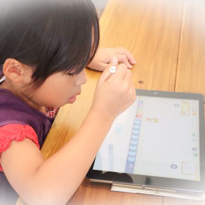 ipadを使ってわかりやすい見た目のビジュアルプログラミングを学習。「ひらがな」の読み書きが出来れば未就学児のお子様から参加できます♪