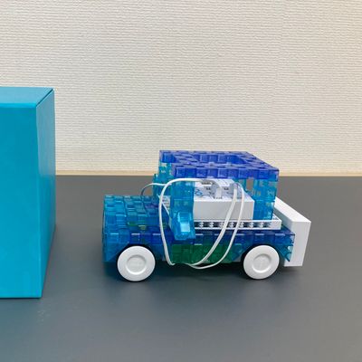 センサーを使って、壁や落とし穴を検知して止まる車