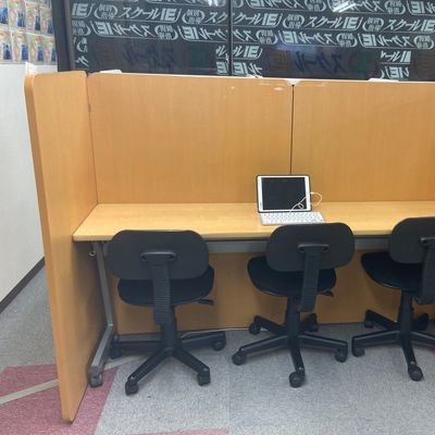 ３人掛け座席の一例です。中心にコーチ、両隣に生徒が座ります。