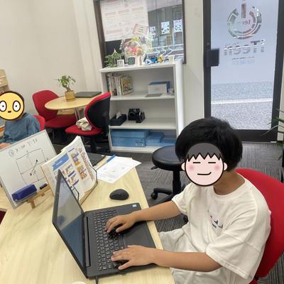 別の学校でも教室では仲間だね。見せたり見られたり、教え合ったり和気あいあい！