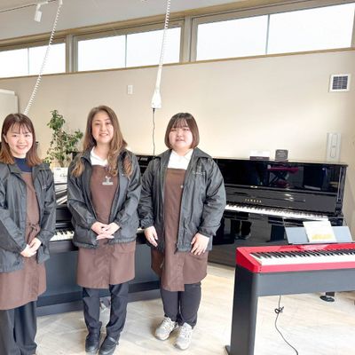 受付カウンターのスタッフです。何でも聞いてくださいね。