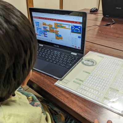 ローマ字入力をがんばる小1男子