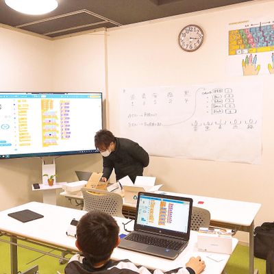 マンツーマンでの授業中です。タイピングなど苦手分野の克服を目指します。