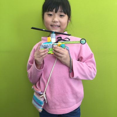 作った作品を持って5