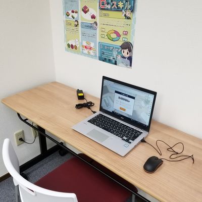 教室内部。机を広く使えます！
