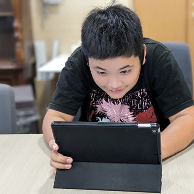プログラミング教育「HALLO」あいコムこうか土山校の生徒さんです。いつも頭脳をフル回転させて楽しみながら頑張ってくれています。すごい集中力！　＊保護者さまの許可を得て掲載させていただいております