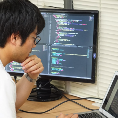 集中して課題に取り組んでいる姿