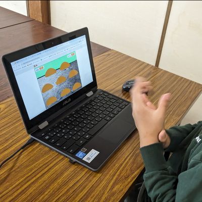 自作のゲームで遊ぶ生徒